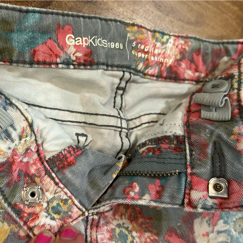GAP Girl's Grey & Pink Floral Print Skinny Jeans. Size 5 - Picture 4 of 7